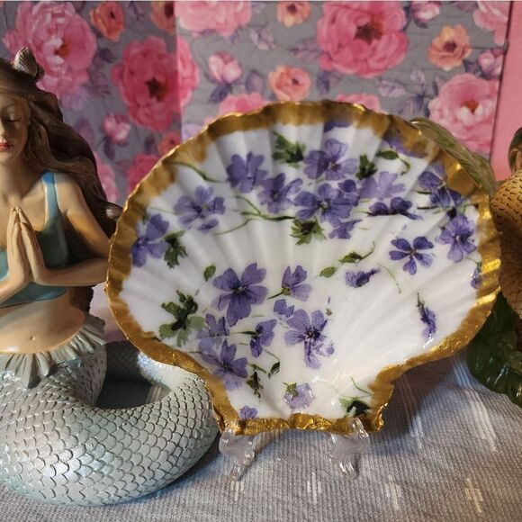 DECOUPAGE PURPLE FLOWERS ON A SCALLOPED SHELL - Picture 1 of 2